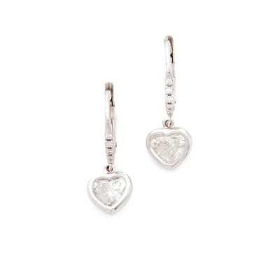 PAIRE DE BOUCLES D'OREILLES retenant un diamant coeur serti …
