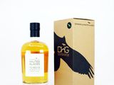 une image d'une bouteille de whisky à côté d'une boîte en carton
