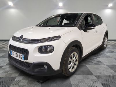 la citrole blanche est garee sur un carrelage en damier