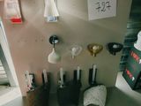 une photo d'une pièce où il y a beaucoup d'objets accrochés aux murs