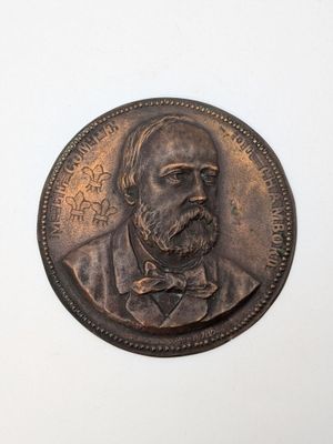 une pièce de bronze sur laquelle figure l'effigie d'un homme
