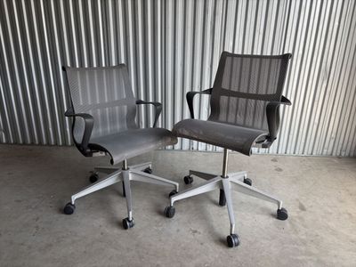 deux chaises de bureau placées côte à côte devant un mur en tôle ondulée