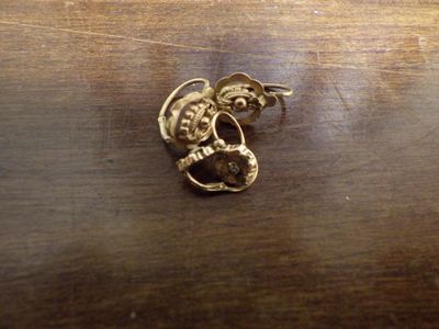 un gros plan d'une bague en or posée sur une table en bois