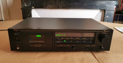 un gros plan d'une radio posée sur une table, avec une télécommande