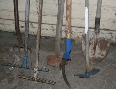 un grand nombre d'outils posés sur le sol