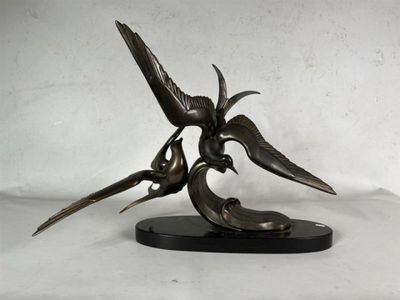 sculpture en bronze représentant deux oiseaux sur un socle noir, sur fond blanc