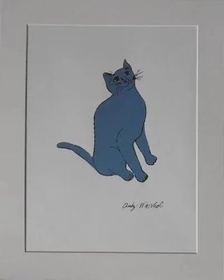 tableau représentant un chat bleu posé dans un cadre blanc accroché au mur