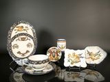 une table sur laquelle se trouvent une assiette, une tasse et une soucoupe
