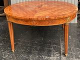 une table ronde surmontée d'un tiroir