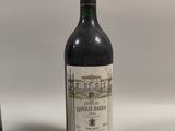 deux bouteilles de vin posées l'une à côté de l'autre sur une table