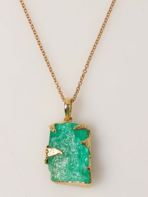 Chaîne en or et son pendentif orné d'une importante émeraude brute. Po - Photo 1