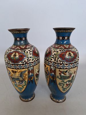 Paire de vases en cloisonnée modèle à côtes. Haut. 32 cm. (l'un accide - Photo 1
