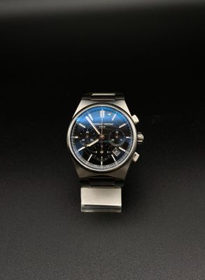 une image représentant une montre au cadran bleu sur un fond noir