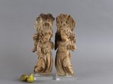 deux figurines d'anges debout à côté d'une banane