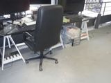 un bureau sur lequel sont posés deux écrans d'ordinateur et un clavier