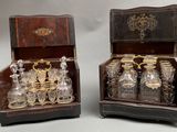 deux caisses en bois contenant des bouteilles en verre, posées sur une table