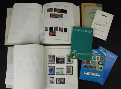 un grand nombre de livres posés sur une table