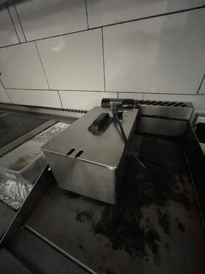 une photo d'une cuisine avec une cuisinière dedans