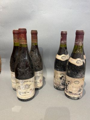 plusieurs bouteilles de vin sont alignées sur une table