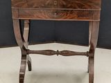 une vieille table en bois surmontée d'un tiroir