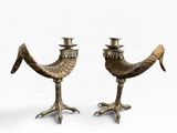 paire de bougeoirs anciens en laiton ornés d'oiseaux