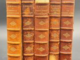 quatre vieux livres sont empilés les uns sur les autres sur une table