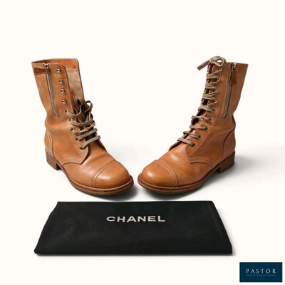 Bottes Chanel en cuir beige à lacets