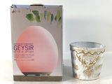 une boîte de savon posée à côté d'une tasse sur une table