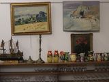 de nombreux vases posés sur une étagère dans une pièce