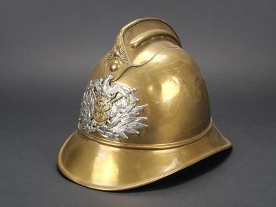 un casque ancien en laiton orné d'une couronne sur le côté