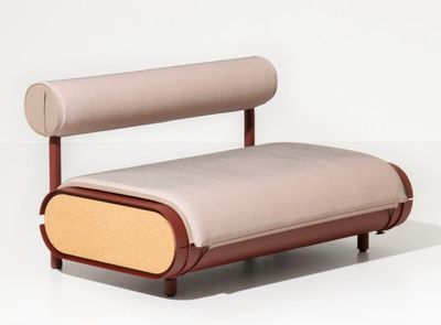 un banc en cuir avec une structure en bois