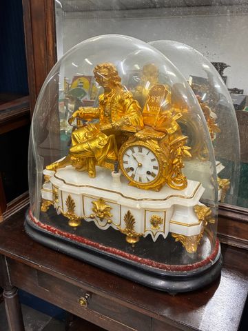 Pendule de cheminée, surmonté d'un personnage en régule doré sur ...