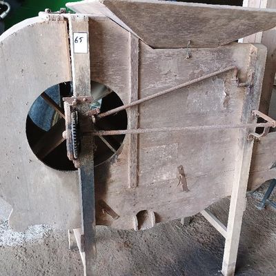 une machine posée sur une table dans une pièce