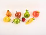 une grande variété de fruits et légumes disposés sur un fond blanc
