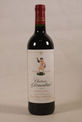 une bouteille de vin posée sur une table