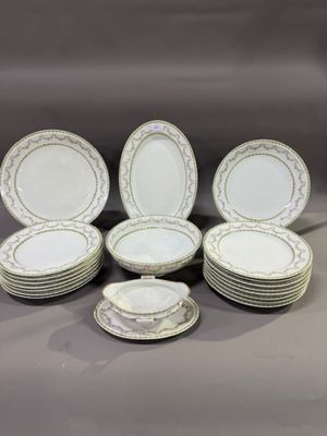 un ensemble d'assiettes plates et de bols blancs et dorés