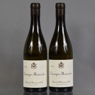 deux bouteilles de vin posées sur une table l'une à côté de l'autre