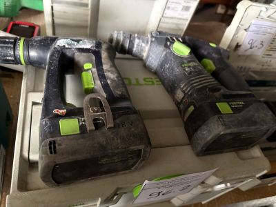 deux outils électriques posés sur une table