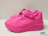 des chaussures roses pour enfants posées sur une surface blanche, sur fond blanc