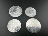 quatre types différents de pièces d'argent sur un fond noir