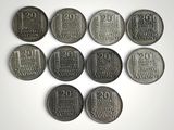 six types de pièces différents sont présentés sur une surface blanche