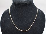 un collier à chaîne en or sur un mannequin mannequin mannequin mannequin mannequin mannequin mannequin mannequin mannequin mannequin
