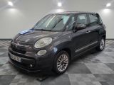 la petite voiture noire est garée sur un sol en damier