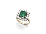une bague en émeraude et diamant