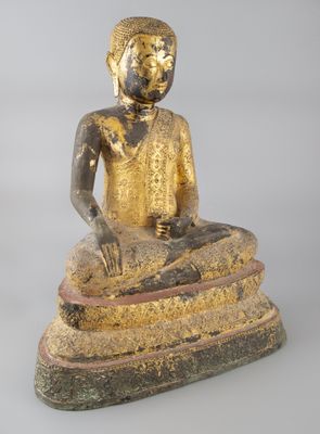 statue d'un Bouddha assis sur un rocher, sur fond gris
