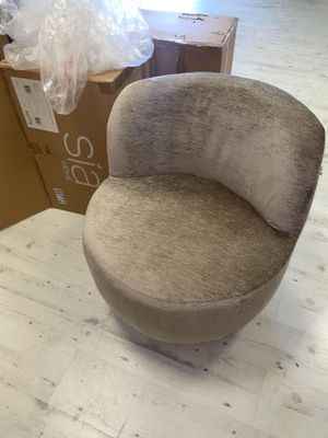 une chaise posée par terre à côté d'une boîte