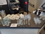 de nombreux verres et tasses sur le comptoir du magasin