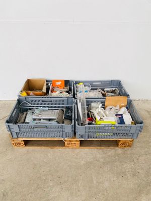 deux caisses contenant des articles différents, posées sur une palette