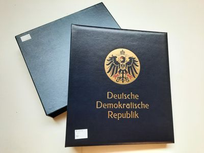 deux dossiers sur lesquels sont posés l'un sur l'autre des drapeaux allemands