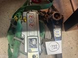 un sac vert et un téléphone portable par terre